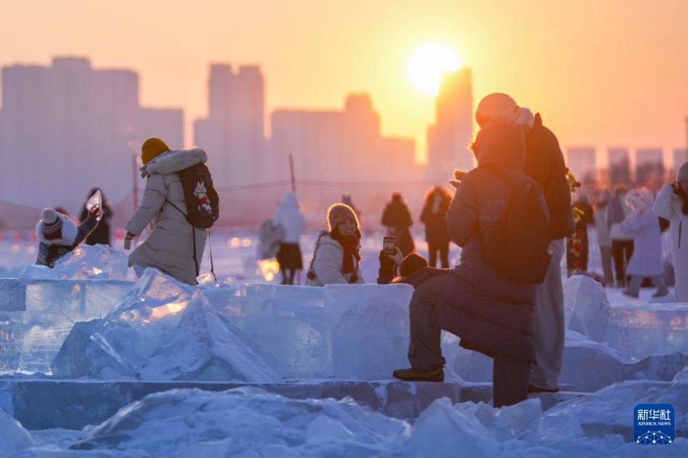 哈尔滨:“钻石海” 浪漫赏落日 哈尔滨:“钻石海” 浪漫赏落日