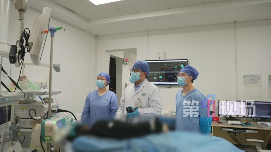 11岁男孩吸管“发射”大头针，一不小心吸胃里去了…