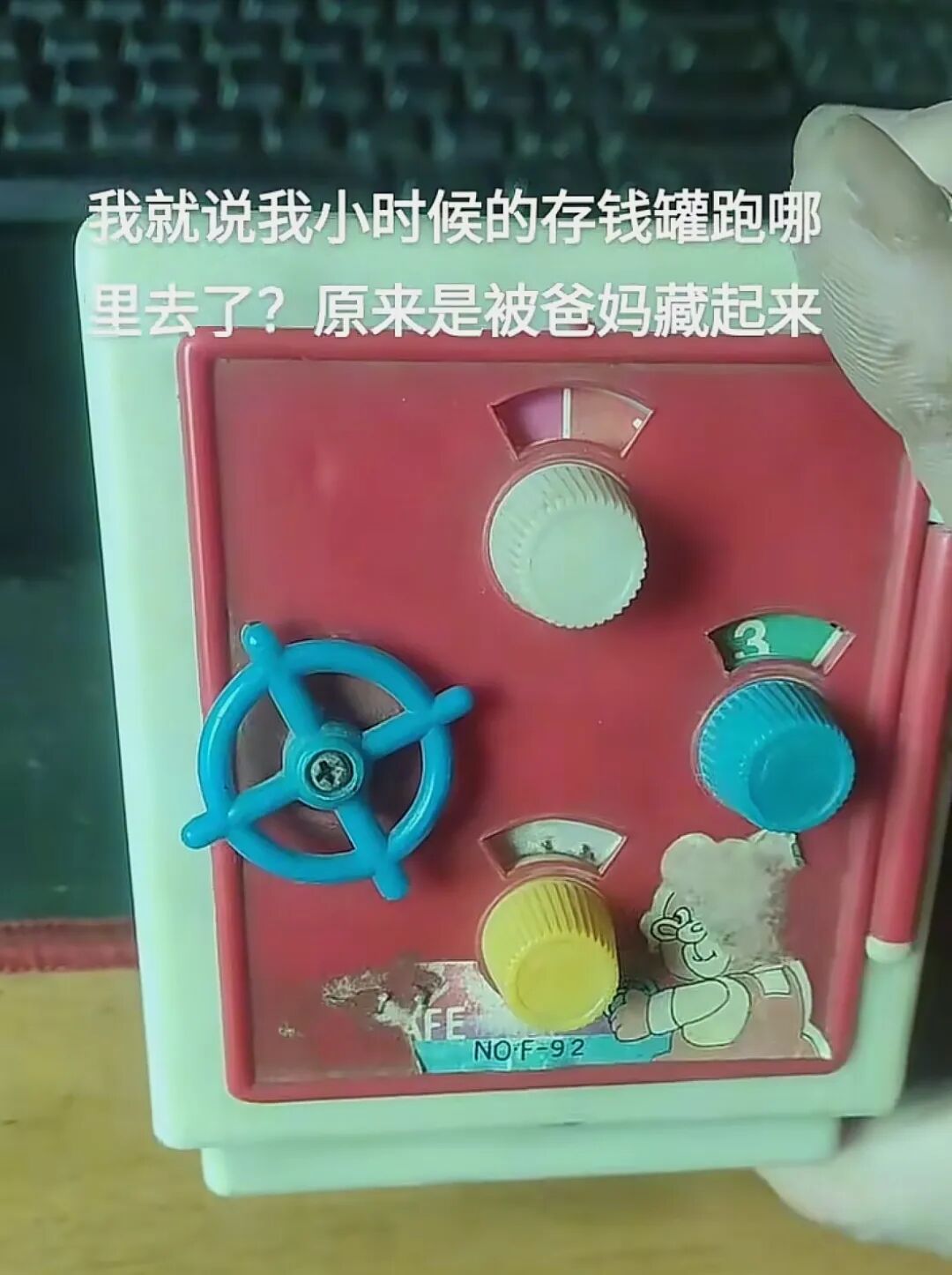 特别的“同款”照！女孩穿上妈妈儿时的衣服拍照 网友：像一场时空对话