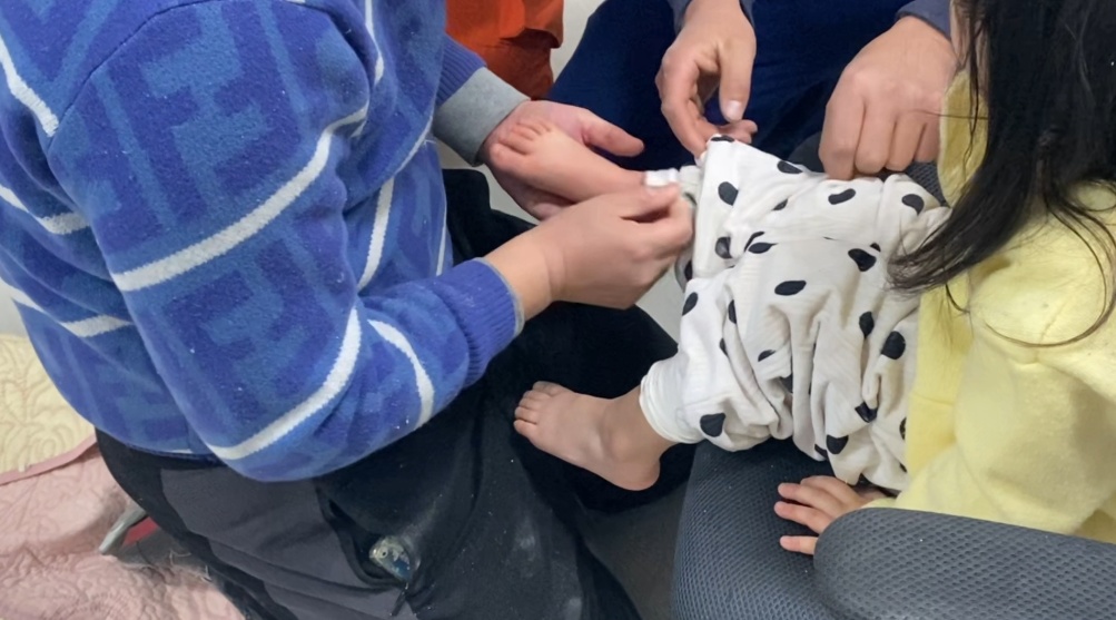 天花板上伸出一双小脚丫，家长看见后秒报警