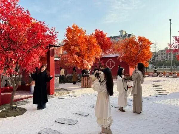 宁波首座地铁口庭院开放,每逢整点还有人造雪花 宁波首座地铁口庭院开放,每逢整点还有人造雪花