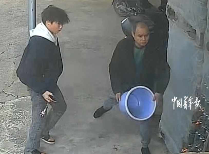 人在家中坐，祸从天上来！大爷丢弃的烟头引发连锁反应