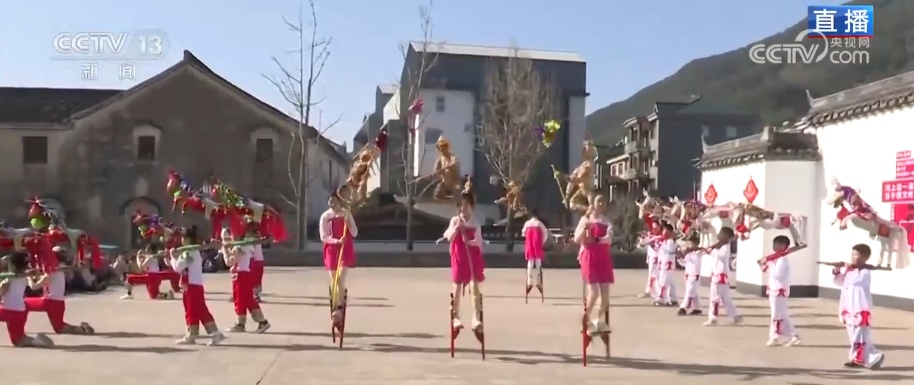 新年伊始消费升温年货市集火热 “顶流”美食满足味蕾活跃经济