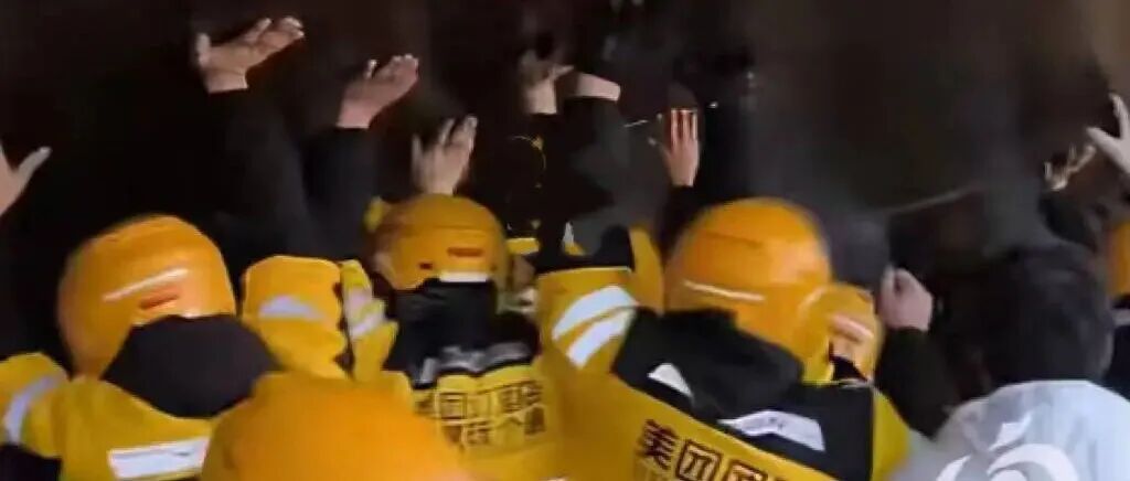 郑州路边施工架被大风吹翻，砸倒过路女子，41名外卖小哥徒手撑起架子救人