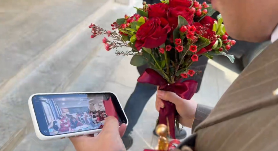 “别让我操心,我现在要结婚”,安徽一高中班主任接亲前,通过监控叮嘱学生好好上课 “别让我操心,我现在要结婚”,安徽一高中班主任接亲前,通过监控叮嘱学生好好上课