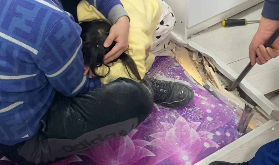天花板上伸出一双小脚丫，家长看见后秒报警
