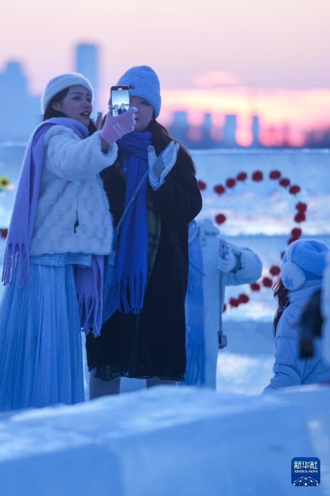哈尔滨:“钻石海” 浪漫赏落日 哈尔滨:“钻石海” 浪漫赏落日