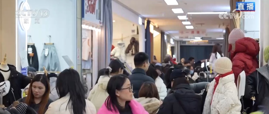 国潮点亮“年经济”服装消费热力足 “新中式”走俏马年主题配饰热销 国潮点亮“年经济”服装消费热力足 “新中式”走俏马年主题配饰热销