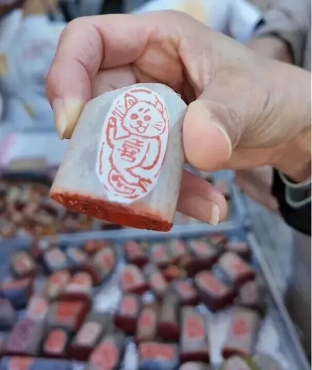 接单第二，接娃第一！北京“刻小猫章大爷”爆火背后，这份人间清醒更难得