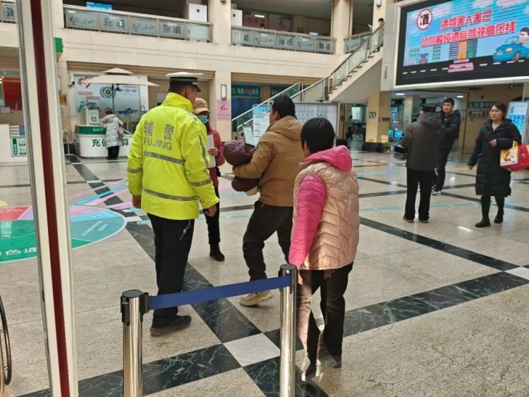 山东德州街头，上演“生命速递”！