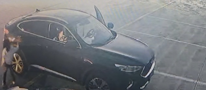 湖南一对夫妻将女儿“丢”在服务区，开了几百公里接到交警电话......