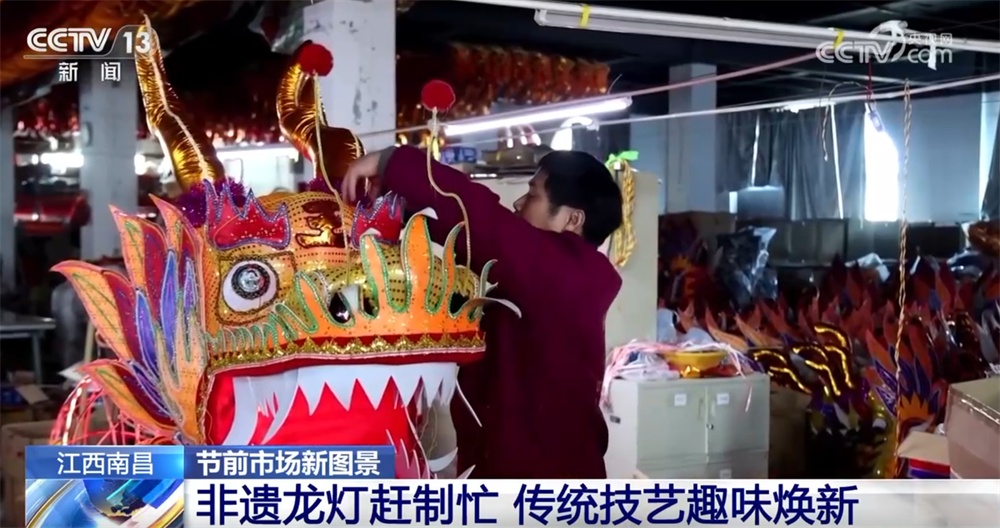 年宵花“上新”争奇斗艳持续热销 传统技艺趣味焕新“点亮”节前市场新图景