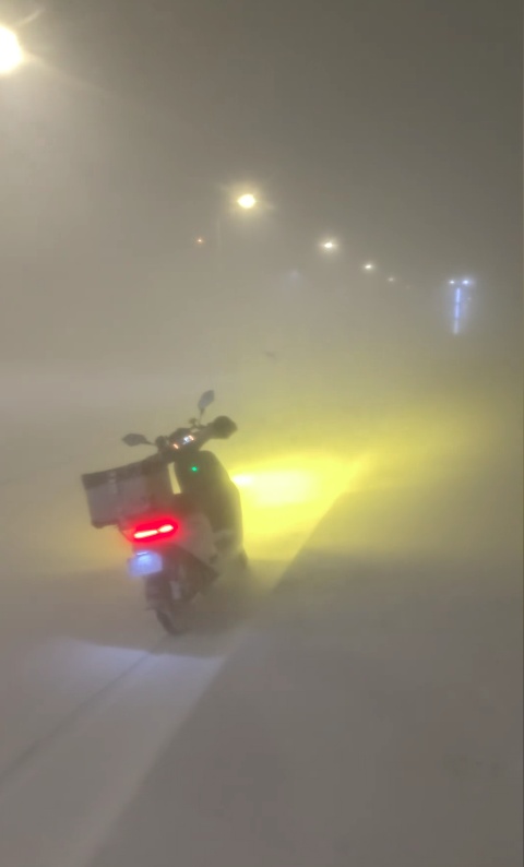 “这里是北极之烟台分极”，外卖员凌晨拍下暴风雪“下得冒烟”：从没见过这种场景
