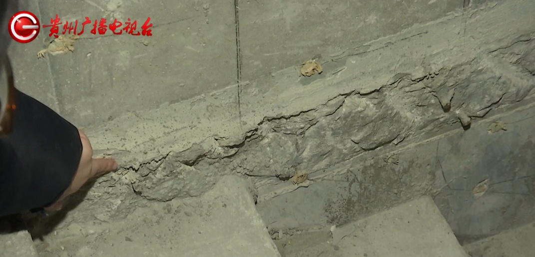 贵阳一小区停车场出现“暗门”，打开后竟发现……业主：牵扯到33层楼住户的安全！