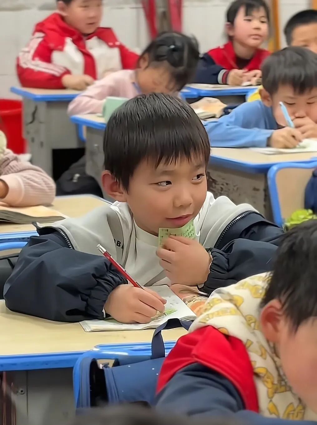 老师给学生的专属便签火了！“你的眼睛总是亮亮的，像闪着……”