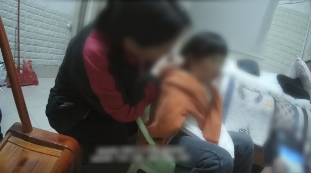 湖南一对夫妻将女儿“丢”在服务区，开了几百公里接到交警电话......