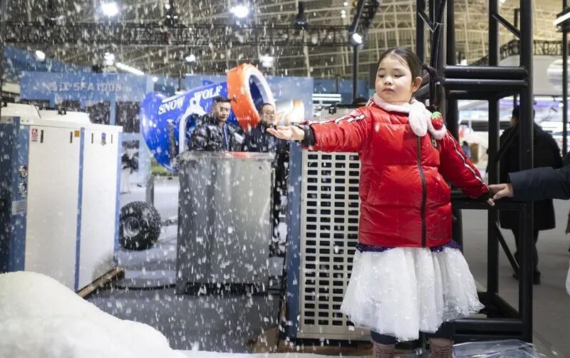 “极寒躺冰” 、冰上龙舟……今冬冰雪“花式”玩法层出不穷