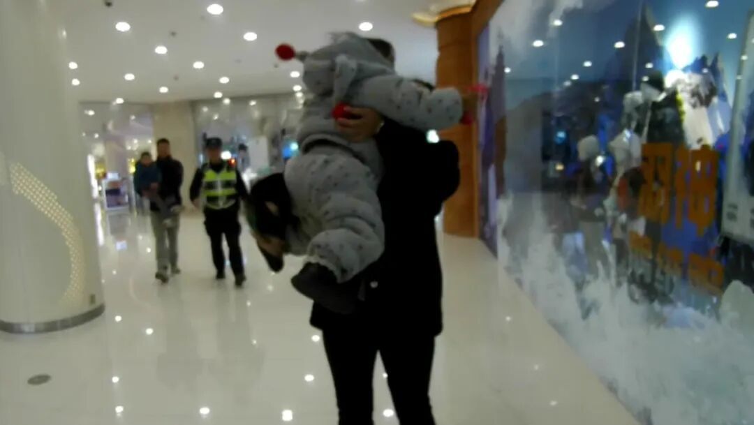 2岁小孩在杭州一商场走丢，警民携手快速寻回！00后外地宝妈：“一定再来杭州！”