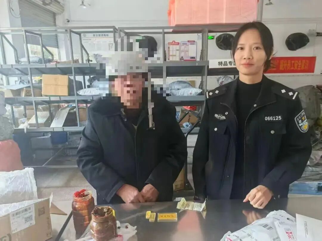 民警紧急拦截2罐咸菜，里面居然有……