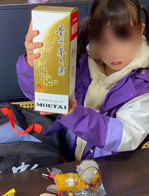 官方辟谣“女孩花50元在学校跳蚤市场买到茅台”:系杜撰的段子,相关部门已介入处理 官方辟谣“女孩花50元在学校跳蚤市场买到茅台”:系杜撰的段子,相关部门已介入处理