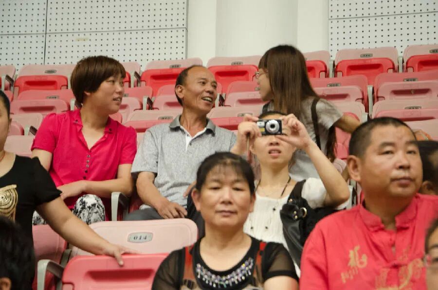 “替英雄同学尽孝”，大学生们坚持了15年