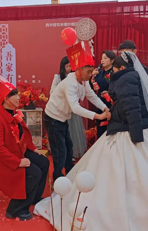 婚礼上公公的一个举动让人动容，主持人：很少见，很感动