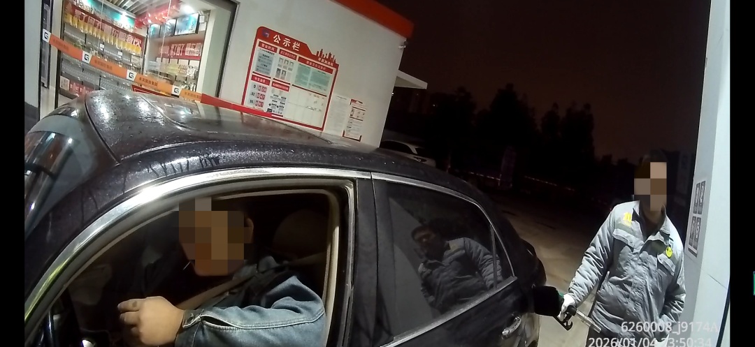 广西一男子无证驾驶开车遇夜查，突然拐进加油站，于是……