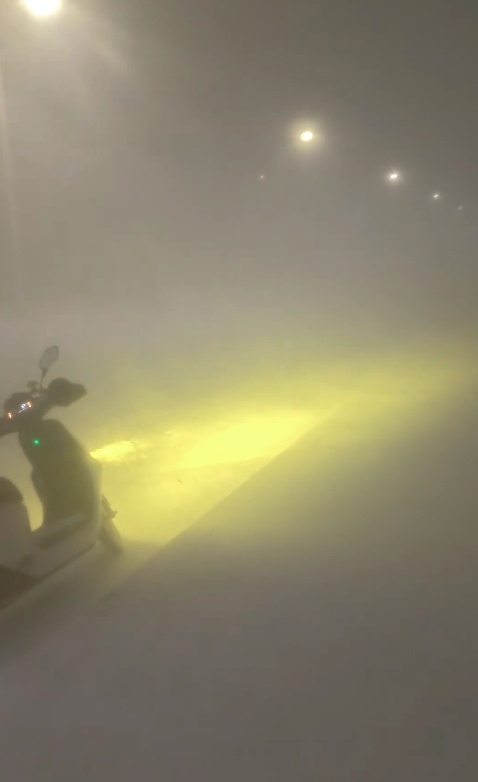 “这里是北极之烟台分极”，外卖员凌晨拍下暴风雪“下得冒烟”：从没见过这种场景