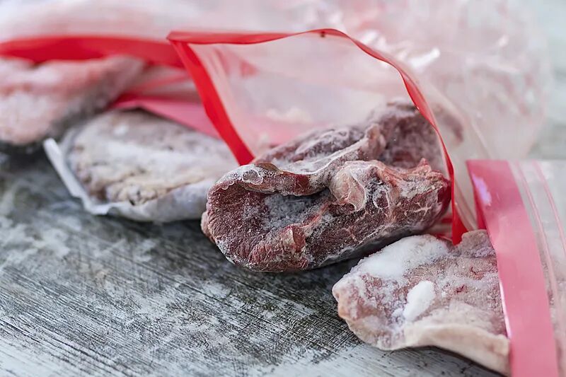 别再把肉泡水里解冻了！不仅滋生细菌还流失营养，推荐3种科学解冻法，家家都需要