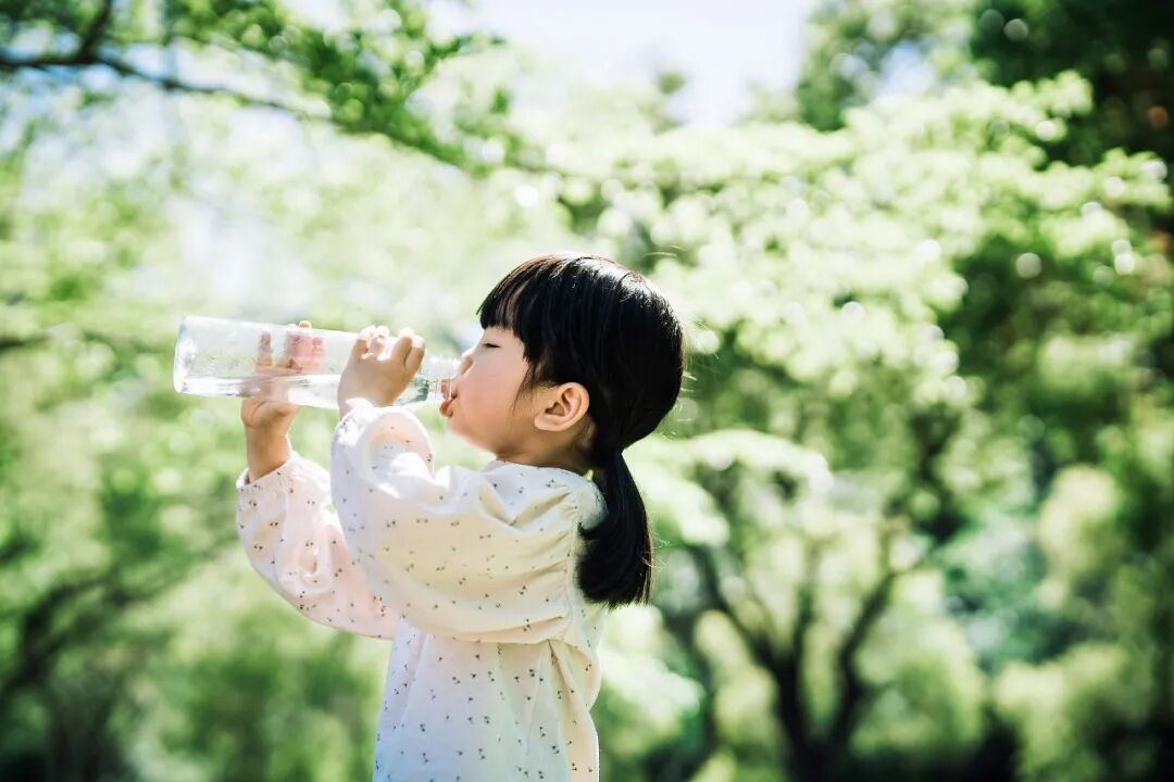 为什么医生常让多喝水？能改善多种健康问题，好处真不少