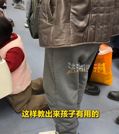 事发上海地铁！女孩跪地在座位写作业，大爷质疑，网友也吵翻了…