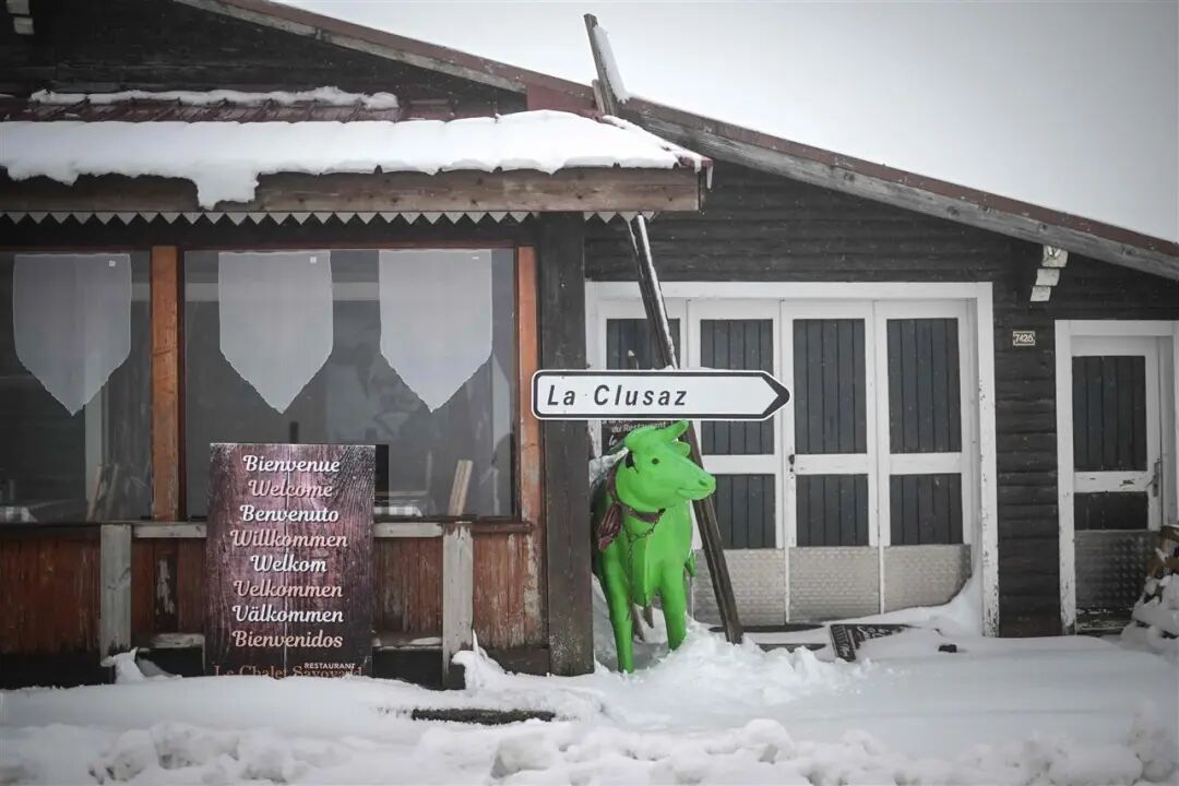 法国一滑雪胜地突发雪崩，已致多人死亡！滑雪者被埋2.5米积雪下