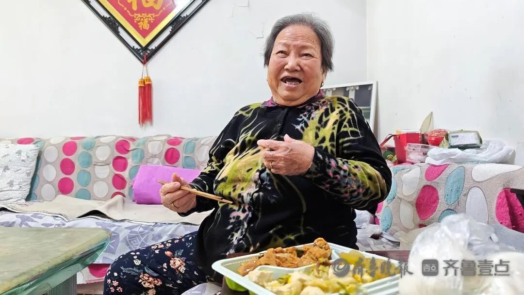 山东一高校“3元定制午餐”火了！三个菜加主食，老人们吃了七年