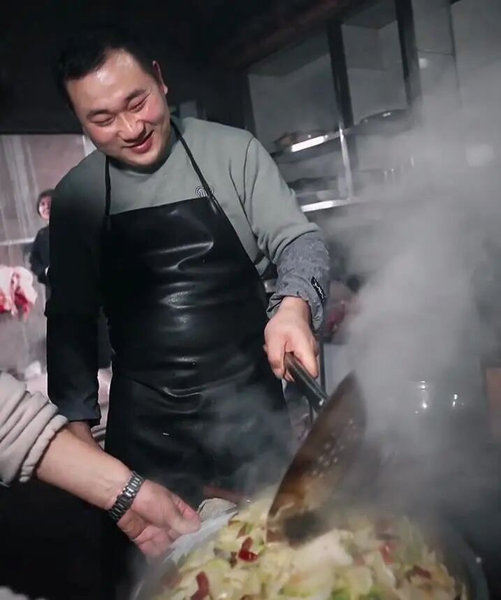 女子网上求助“按年猪”，上千网友驱车来帮忙，10万人在线围观！当地文旅连夜出动支援