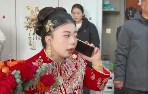 女教师结婚当天突然接到学生电话，耐心解决学生问题后才继续婚礼
