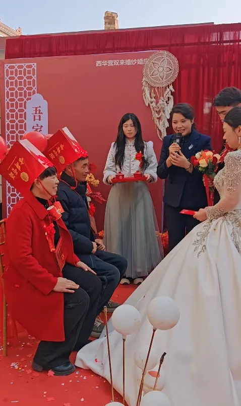 婚礼上公公的一个举动让人动容，主持人：很少见，很感动
