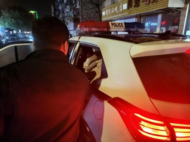 女子摔伤昏迷，民警抱上警车紧急送医……