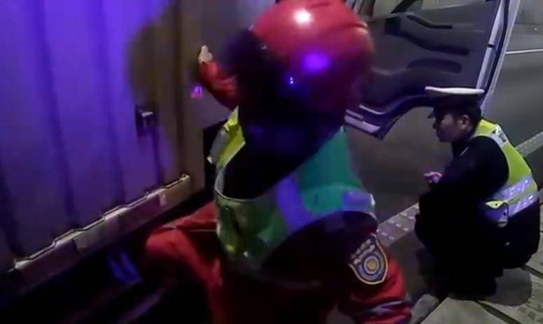 汽车没油了，加水当油？司机：网上说加水能多开一小时