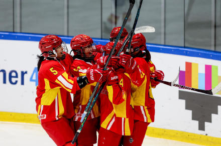 U18女冰世锦赛甲级B组中国队全胜夺冠升组 U18女冰世锦赛甲级B组中国队全胜夺冠升组