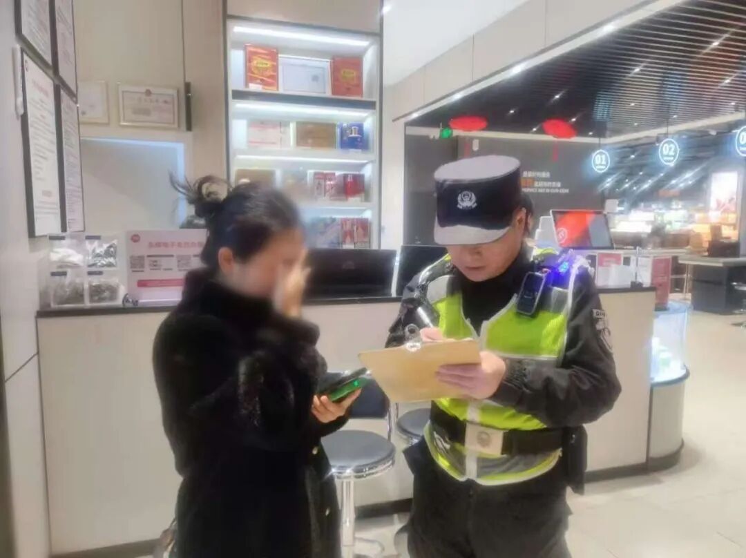 2岁小孩在杭州一商场走丢，警民携手快速寻回！00后外地宝妈：“一定再来杭州！”