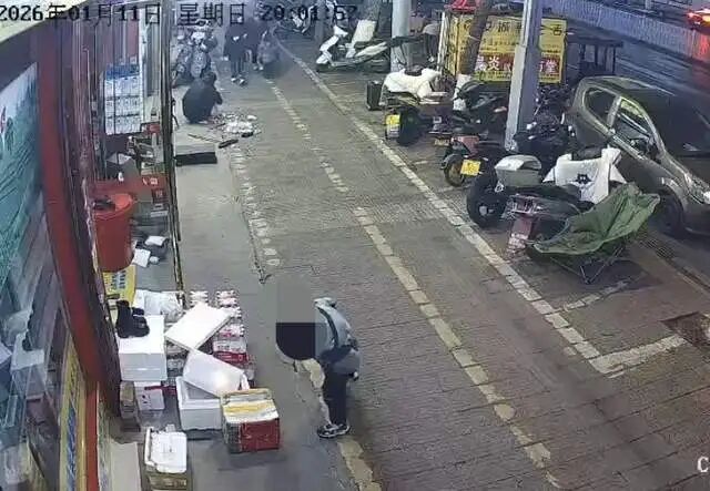 湖南一“熊孩子”用打火机点燃泡沫箱，所幸邻居及时扑灭；店主：家长认错诚恳已原谅