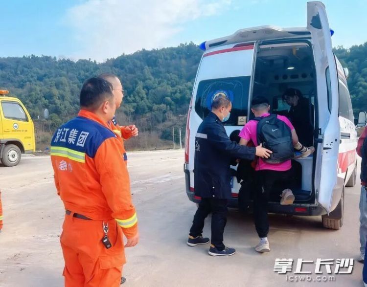 长沙一公园封闭施工中，一名5岁孩童被滚石砸伤！提醒游客：切勿违规“野爬”