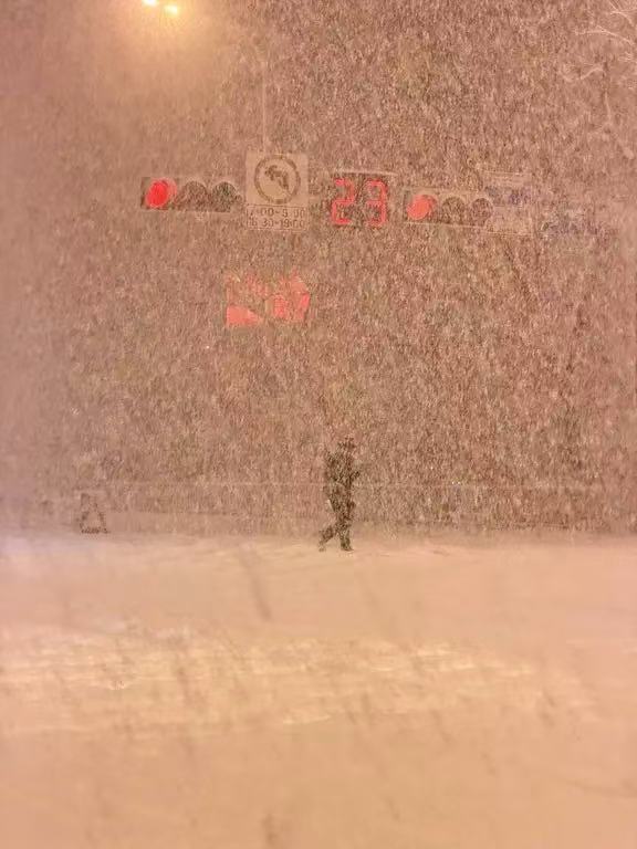 广东人特意跑威海看雪：晚上路上没什么人，都是南方人在玩雪