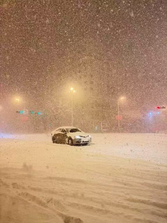 广东人特意跑威海看雪：晚上路上没什么人，都是南方人在玩雪