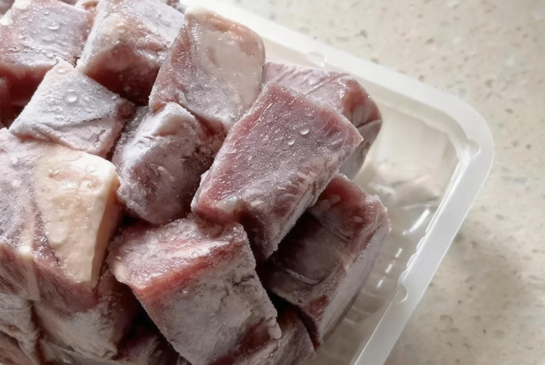 别再把肉泡水里解冻了！不仅滋生细菌还流失营养，推荐3种科学解冻法，家家都需要
