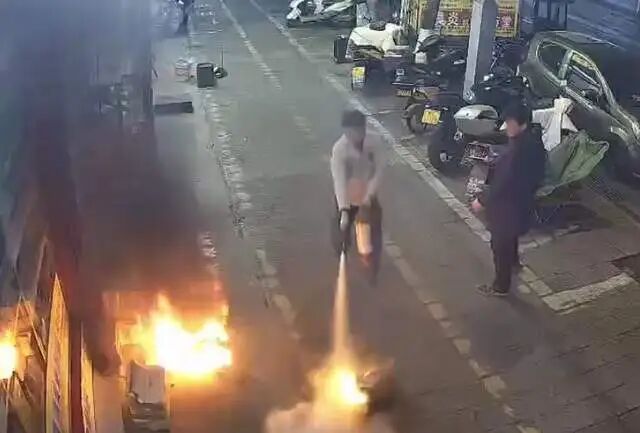 湖南一“熊孩子”用打火机点燃泡沫箱，所幸邻居及时扑灭；店主：家长认错诚恳已原谅