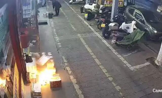 湖南一“熊孩子”用打火机点燃泡沫箱，所幸邻居及时扑灭；店主：家长认错诚恳已原谅