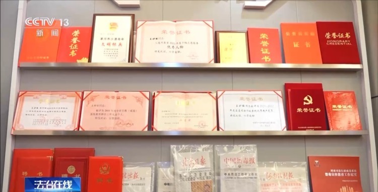 5厘米伤口紧邻颈动脉 女警夺刀制凶：后怕但不后悔