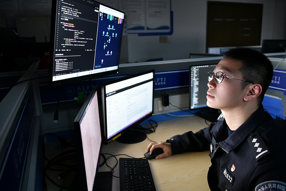 每月分析8亿条数据！上海民警自学编程，为全国同事带来“硬核助手”