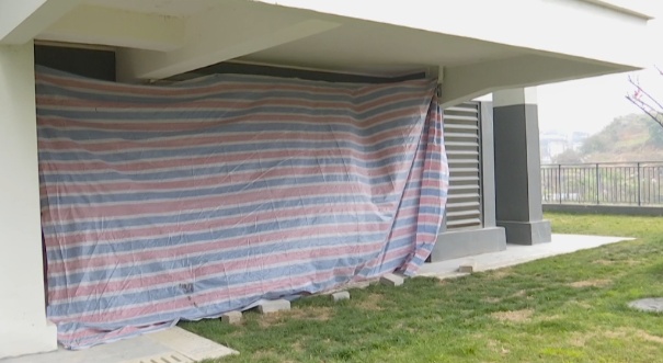 贵阳一小区停车场出现“暗门”，打开后竟发现……业主：牵扯到33层楼住户的安全！